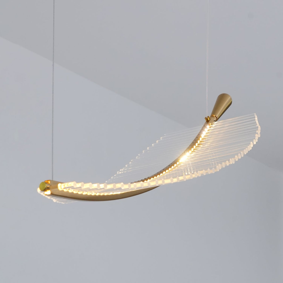 Kuo Kronleuchter aus Acryl in Gold mit zeitgenössischem Design