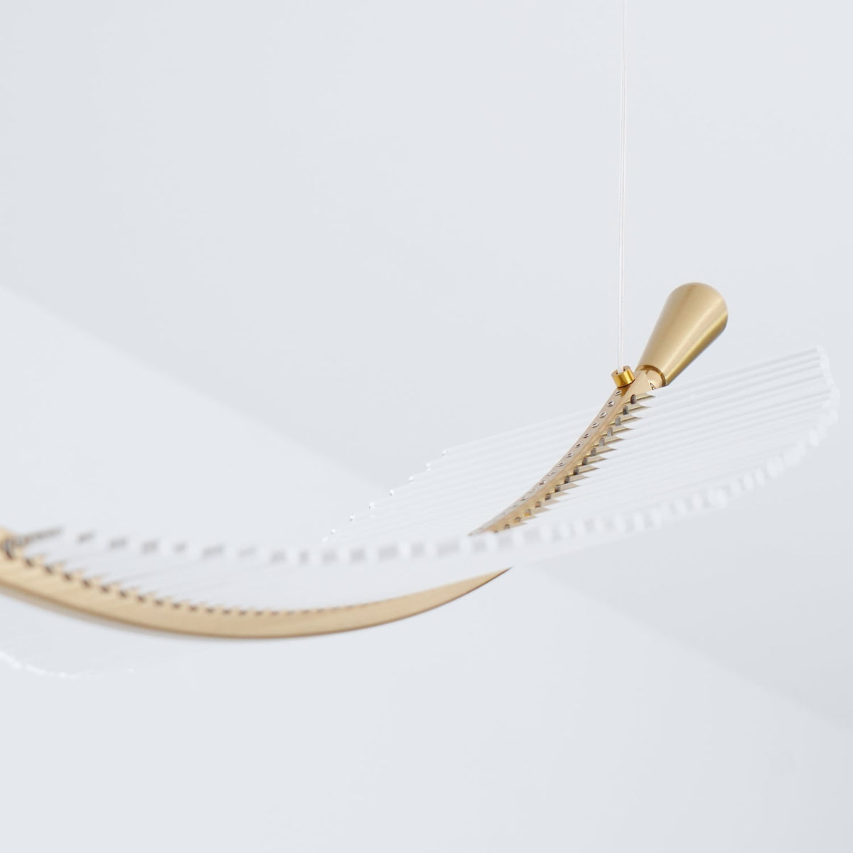 Kuo Kronleuchter aus Acryl in Gold mit zeitgenössischem Design