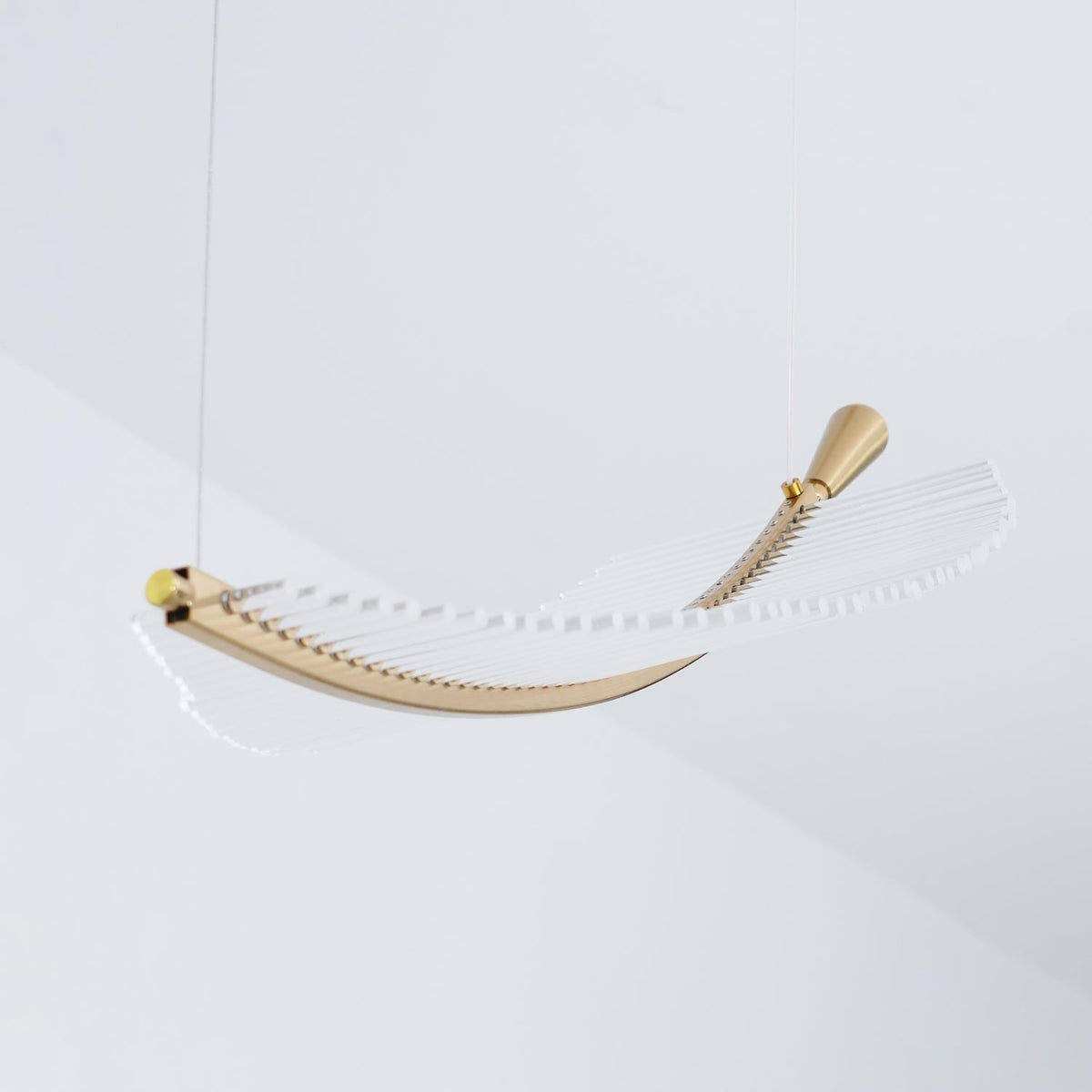 Kuo Kronleuchter aus Acryl in Gold mit zeitgenössischem Design