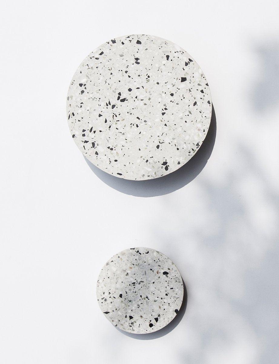 Vomaria zeitgenössische minimalistische Wandleuchte aus Keramik